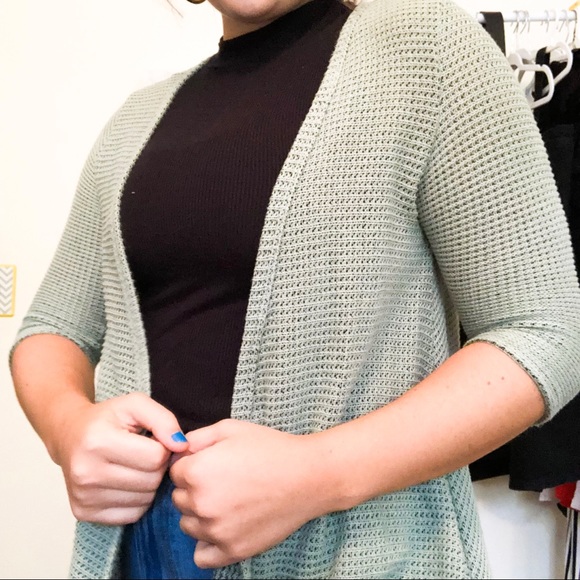 Francesca’s light green cardigan - Picture 2 of 3